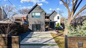 Exterior - New! 6 BR, 4.5B, Pool, Hot Tub, Cold Plunges, Outdoor Sauna, Bar, 9 TVs, Arcade (Austin)