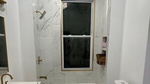 A bathroom with a bathtub, toilet, and vanity with a sink. - Diamond in the Burgh (Pittsburgh)