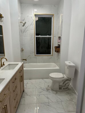 Sèche-cheveux, serviettes fournies, savon, papier toilette