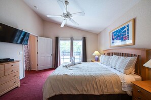 4 chambres, bureau, fer et planche à repasser, lit de bébé portatif