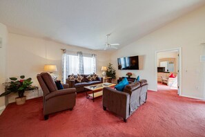 TV connectée, lecteur de DVD, livres