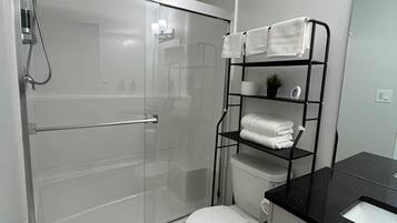 Secadora de cabello, toallas, jabón, papel de baño