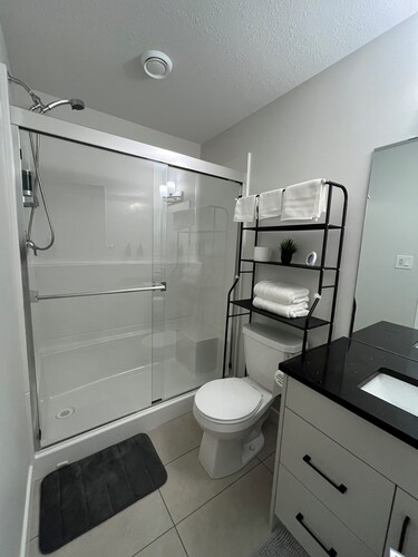Cozy 1-bedroom condo with WiFi, AC in amazing Regina