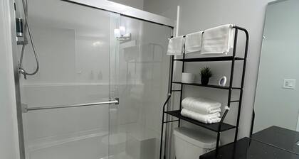 Cozy 1-bedroom condo with WiFi, AC in amazing Regina
