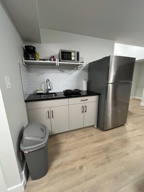 Mikroaaltouuni, liesi, kahvin-/teenkeitin, leivänpaahdin