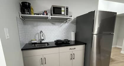 Cozy 1-bedroom condo with WiFi, AC in amazing Regina