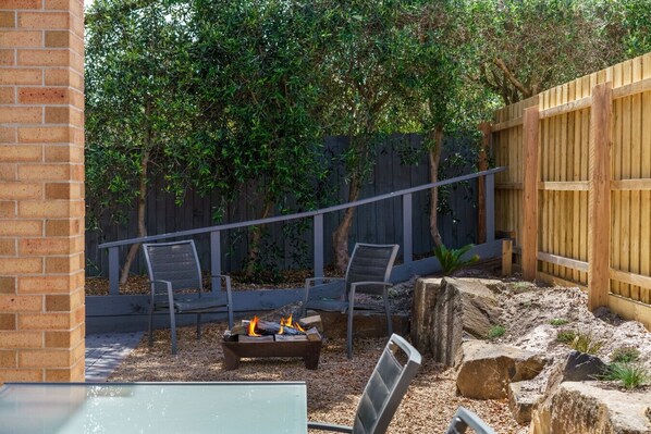 Property grounds - Spacious beachside family home (Rosebud)