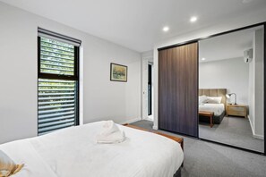 3 bedrooms, desk, WiFi