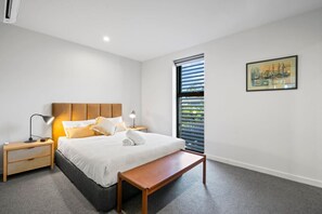 3 bedrooms, desk, WiFi