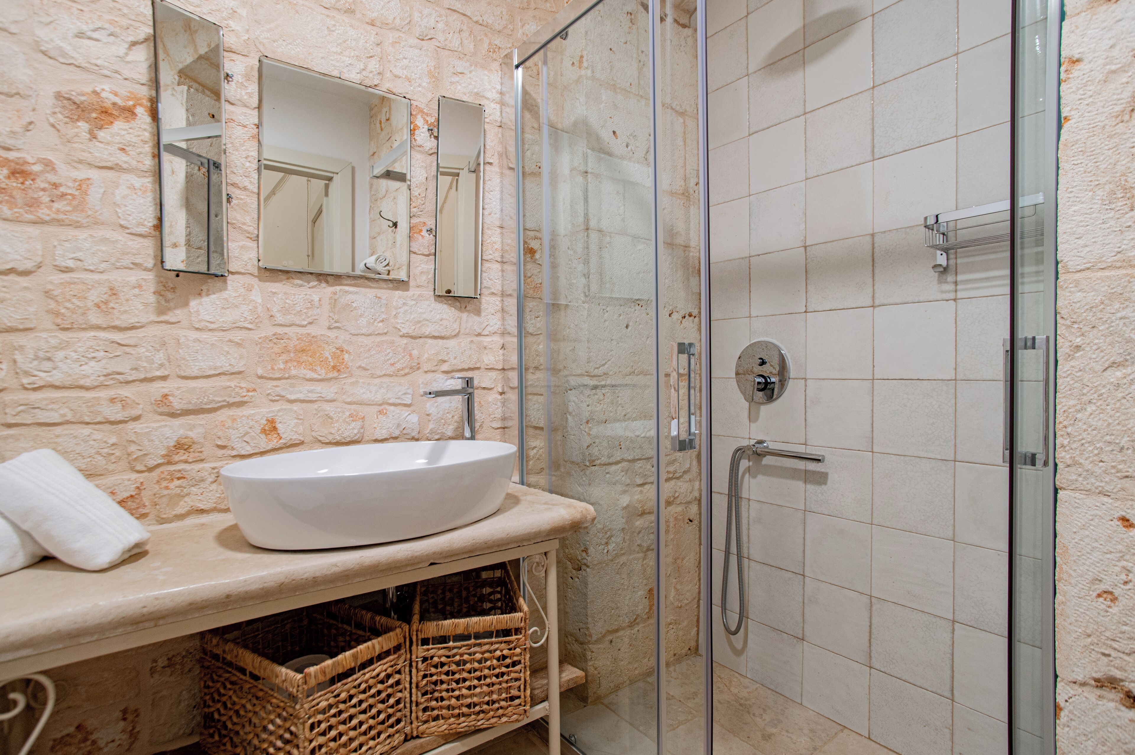 Camera doppia, vista giardino | Bagno | Doccia, asciugacapelli, asciugamani, sapone