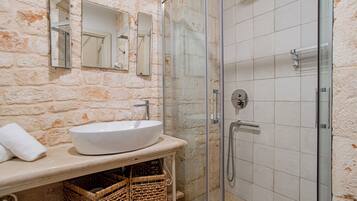 Camera doppia, vista giardino | Bagno | Doccia, asciugacapelli, asciugamani, sapone