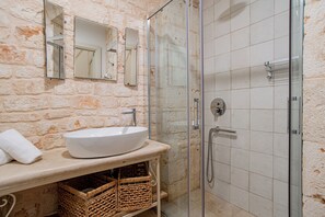 Double Room, Garden View | Bathroom | Shower, hair dryer, towels, soap - Masseria del Monte (Conversano)