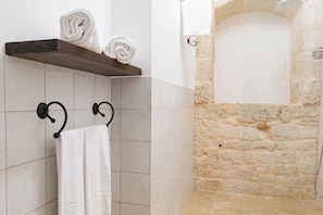Chambre double, patio | Salle de bain | Douche, séchoir à cheveux, serviettes fournies, savon