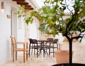 Outdoor dining - Masseria del Monte (Conversano)