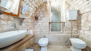 Quadrupla Superior | Bagno | Doccia, asciugacapelli, asciugamani, sapone