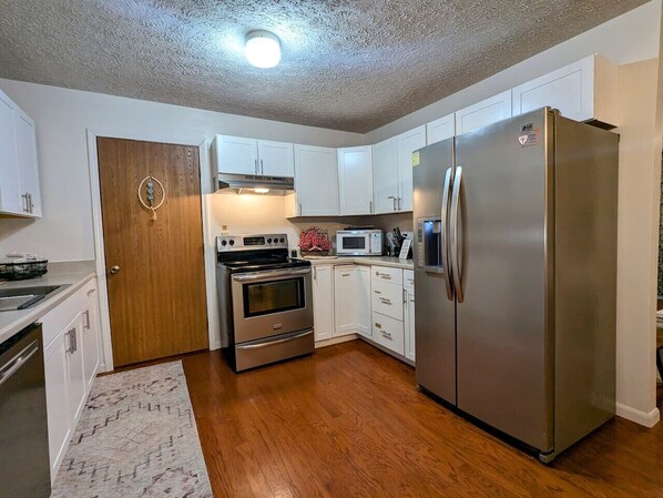 冰箱、微波炉、烤箱、炉灶