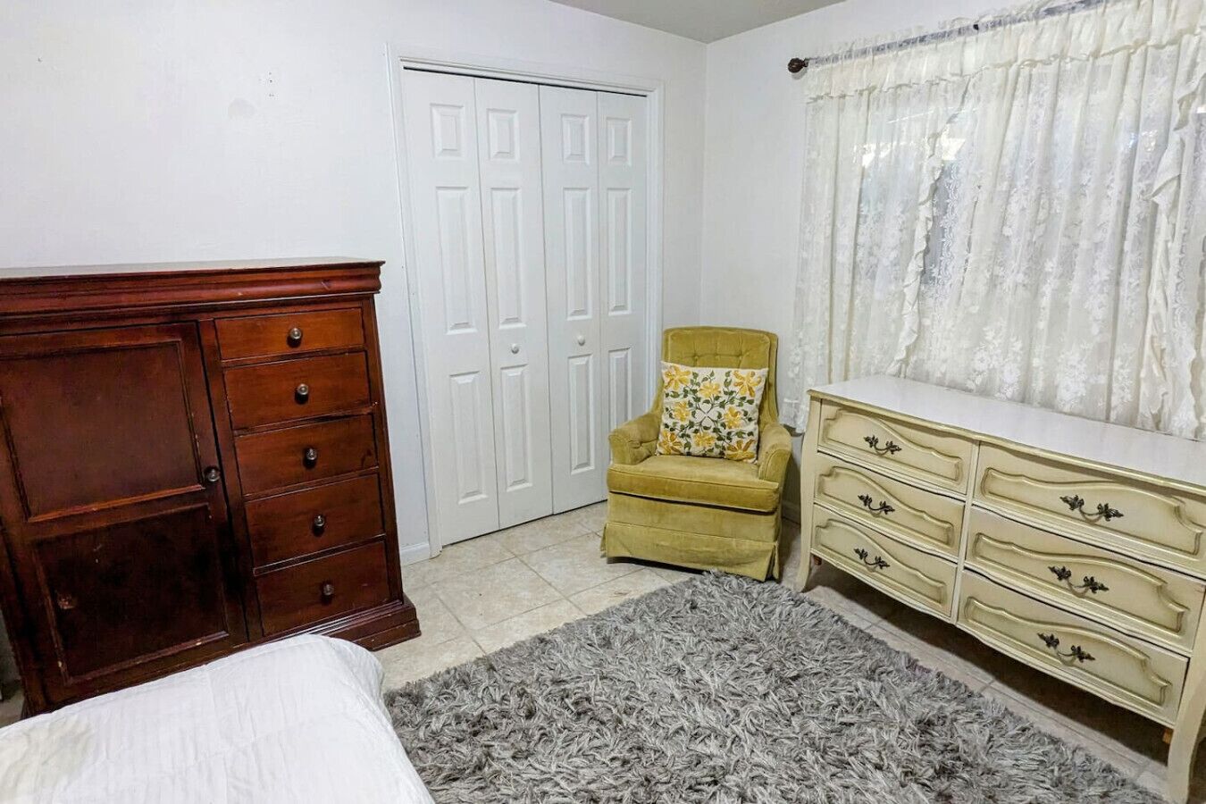 4 bedrooms, desk, iron/ironing board, WiFi