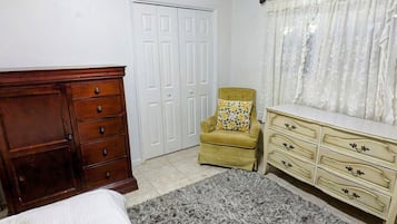 4 bedrooms, desk, iron/ironing board, WiFi