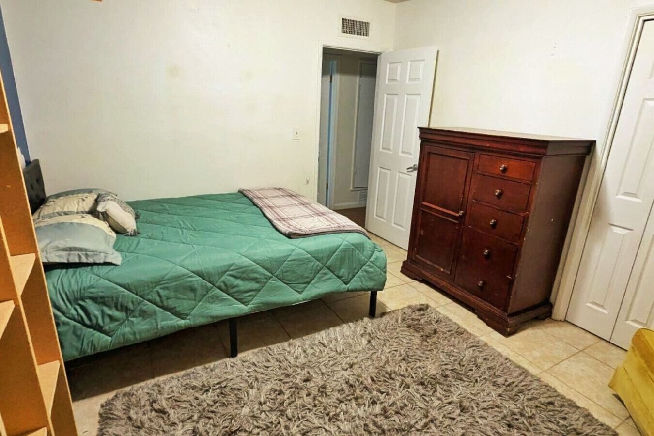 4 bedrooms, desk, iron/ironing board, WiFi