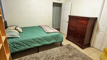 4 bedrooms, desk, iron/ironing board, WiFi
