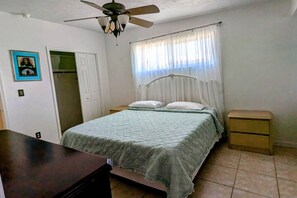 4 Schlafzimmer, Schreibtisch, Bügeleisen/Bügelbrett, WLAN