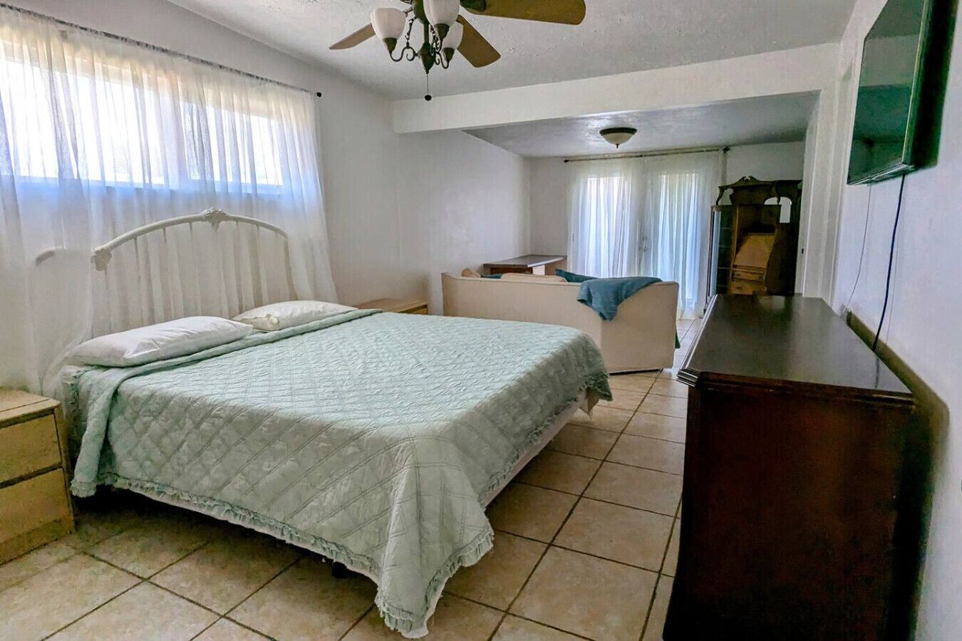 4 Schlafzimmer, Schreibtisch, Bügeleisen/Bügelbrett, WLAN