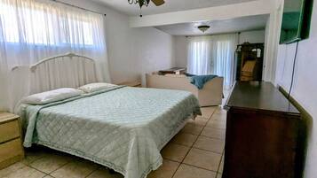 4 Schlafzimmer, Schreibtisch, Bügeleisen/Bügelbrett, WLAN