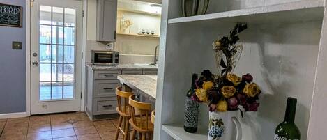 冷蔵庫、電子レンジ、オーブン、コンロ