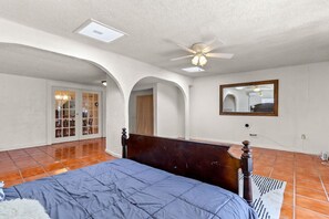 5 Schlafzimmer, Schreibtisch, Bügeleisen/Bügelbrett, WLAN