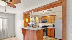 Coffee/tea maker, fridge, microwave, oven - Central El Paso. 7 mins to Ft Bliss. (El Paso)