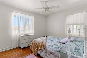 5 Schlafzimmer, Schreibtisch, Bügeleisen/Bügelbrett, WLAN
