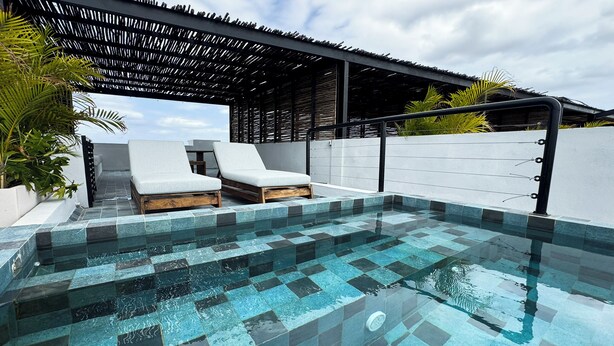 A swimming pool with tiled steps and lounge chairs. - Zel-va Tulum (Tulum)