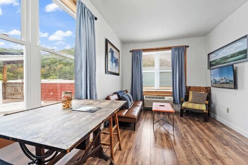 1BR w/ 2 Beds Near Snowshoe | Modern Apt + Parking