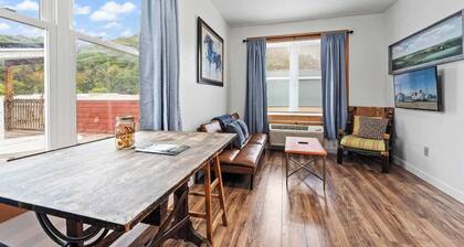 1BR w/ 2 Beds Near Snowshoe | Modern Apt + Parking