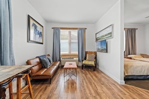 1 habitación, tabla de planchar con plancha, wifi gratis y ropa de cama