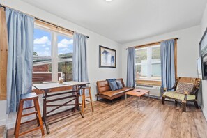 Smart TV, offices - 1BR w/ 2 Beds Near Snowshoe | Modern Apt + Parking (Marlinton)