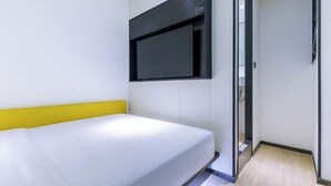 A modern hotel room with a bed, a mounted TV, and a glass partition. - 100 Inn (Zhoupu Wanda) (Shanghai)