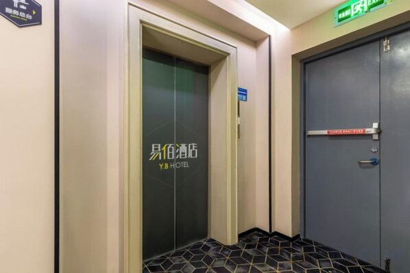 An elevator with a sign indicating it's for YB HOTEL. - 100 Inn (Zhoupu Wanda) (Shanghai)