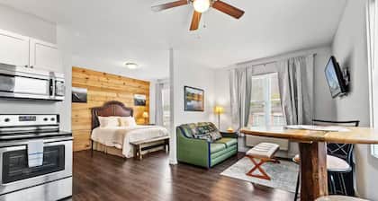 Cozy Suite in the Heart of Marlinton!
