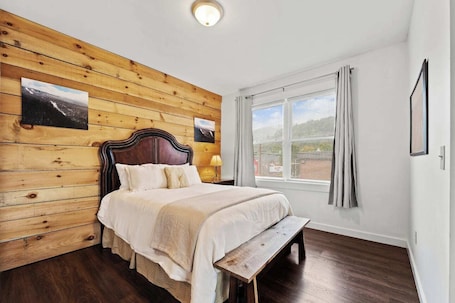 1 bedroom, iron/ironing board, free WiFi, bed sheets. Modern 1BR Downtown | King Bed + Parking, Snowshoe