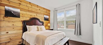 Modern 1BR Downtown | King Bed + Parking, Snowshoe