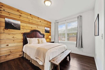 Modern 1BR Downtown | King Bed + Parking, Snowshoe