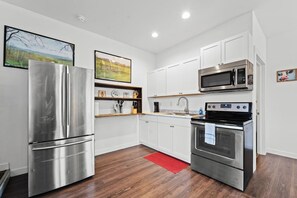 Refrigerador, microondas, horno y parrilla de estufa 