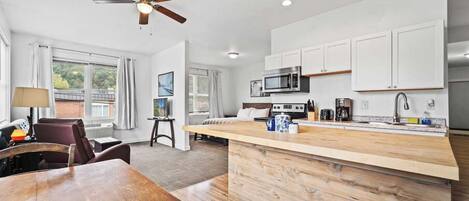 Refrigerador, microondas, horno y parrilla de estufa