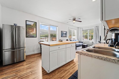 1BR Near Snowshoe | Modern Downtown Apt + Parking