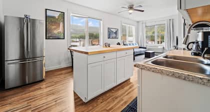 1BR Near Snowshoe | Modern Downtown Apt + Parking