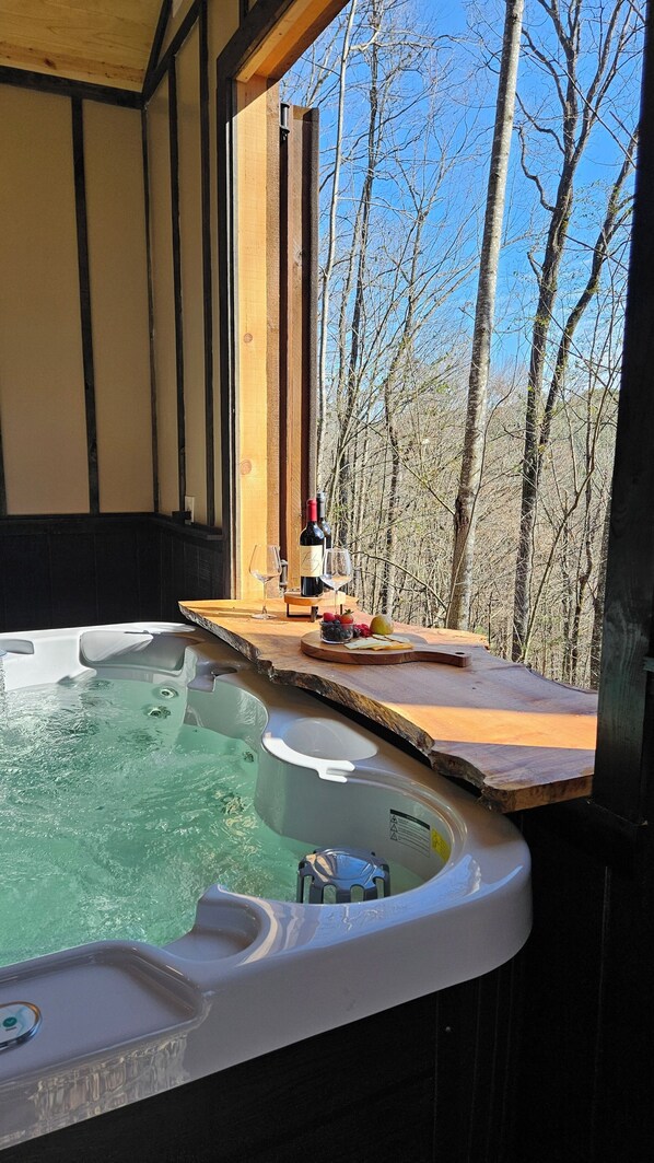 Indoor spa tub - Romantic Mountain view Cabin with Indoor/Outdoor Spa House + Sauna (Ellijay)