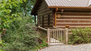 Exterior - Romantic Mountain view Cabin with Indoor/Outdoor Spa House + Sauna (Ellijay)