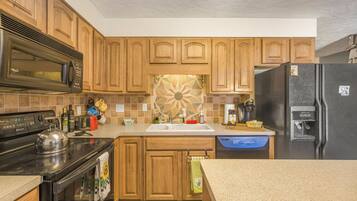 KylskÄp, mikrovÄgsugn, ugn och spishÀll