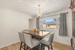 Dining - Spacious Executive 5-bedroom home by airport in charming Idaho Falls w/ WiFi, AC (Idaho Falls)